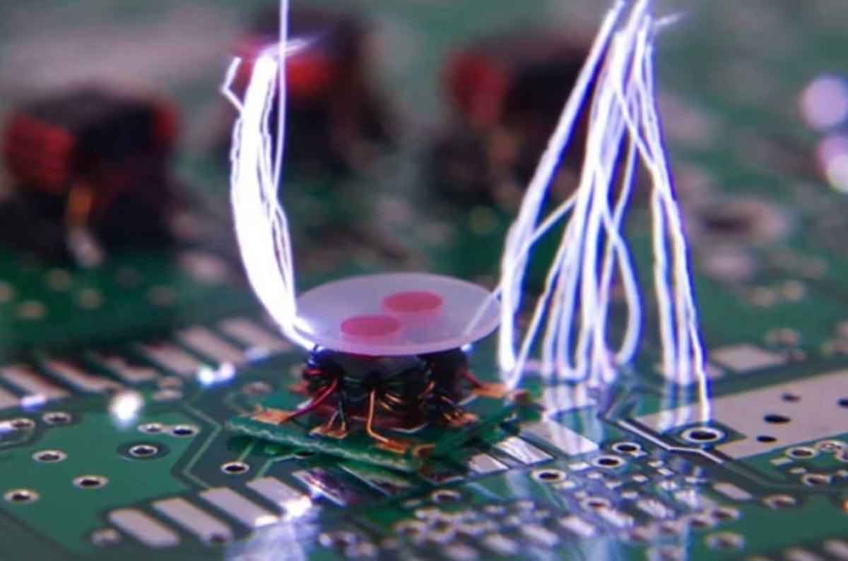 應對靜電挑戰(zhàn)：真空貼膜機車間中的防靜電策略與實踐，真空貼膜機使用說明  第1張
